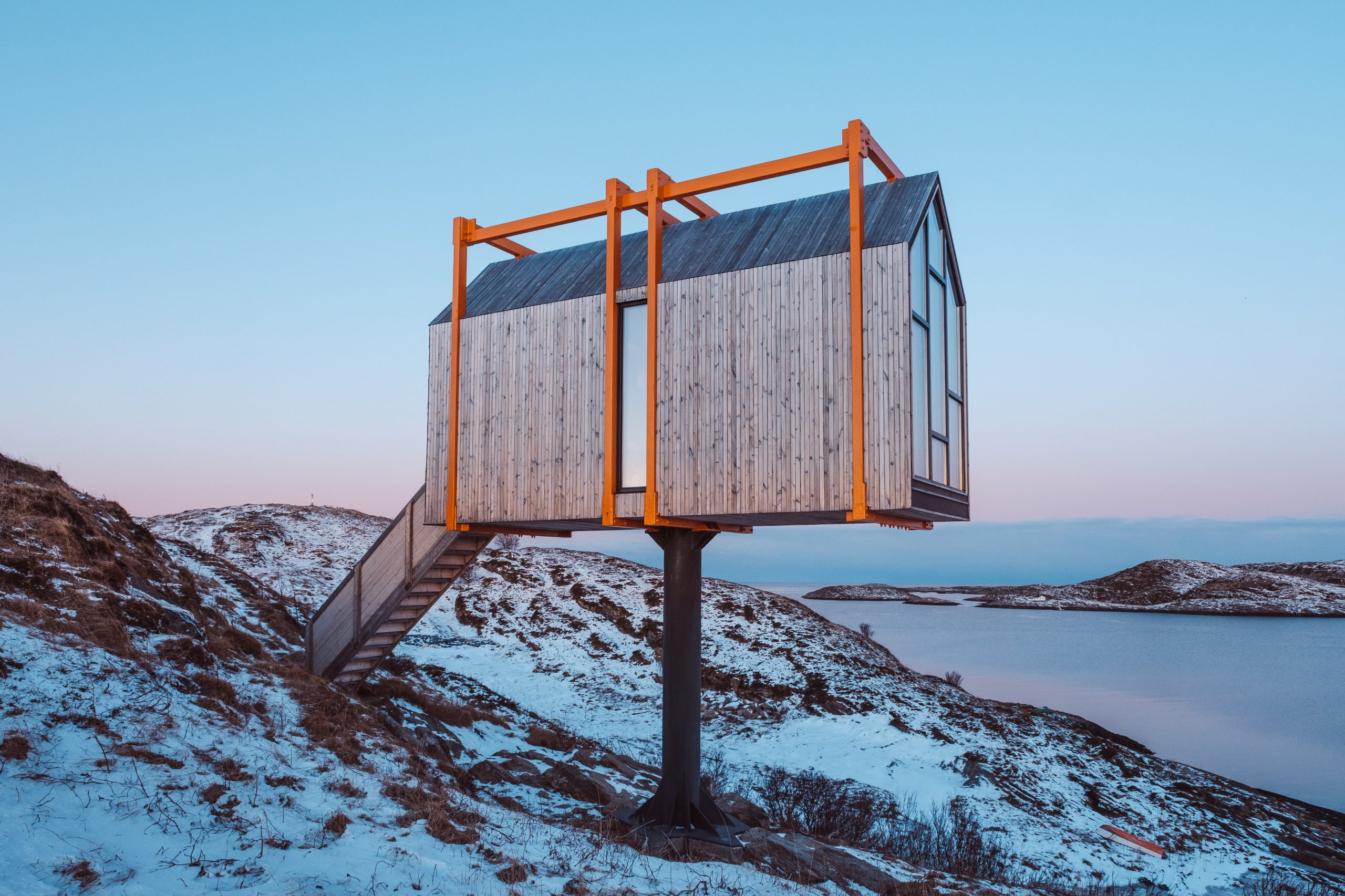 Arctic Hideaway in Fleinvaer, Norway features Kebony Modified Wood Character Cladding with a beautiful snowscape and sunset.
